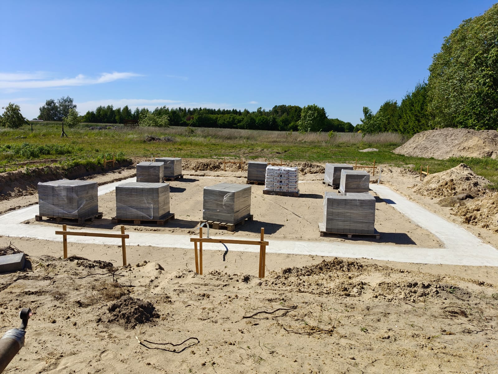 Ławy fundamentowe domu jednorodzinnego z materiałem przygotowanym do murowania